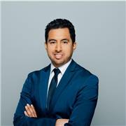 Tutor, der Kinder aller Altersgruppen unterrichtet